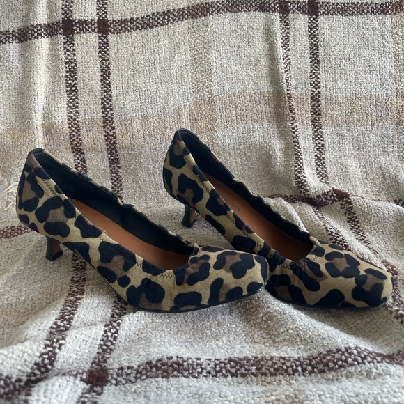 Donald J. Pliner Shoes - DONALD J PLINER SIGNED VERO CUOIO MADE IN SPAIN LEOPARD PRINT KITTEN HEEL PUMP